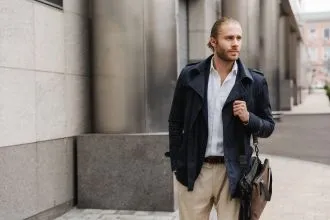 Męskie listonoszki w stylu smart casual – sprawdź, jak dopasować galanterię skórzaną do firmowego dress code’u